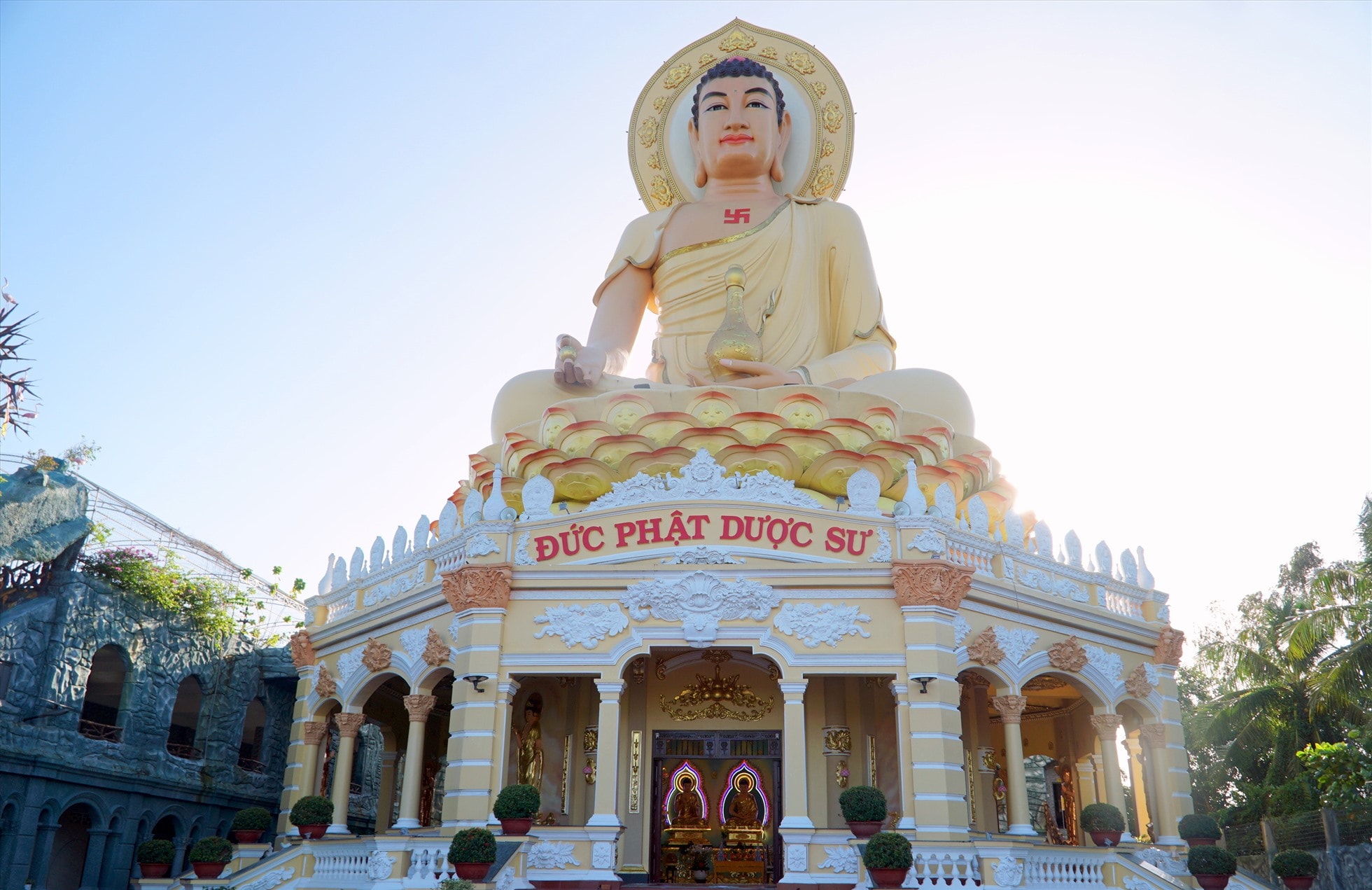 Tượng Phật Dược Sư cao 44m